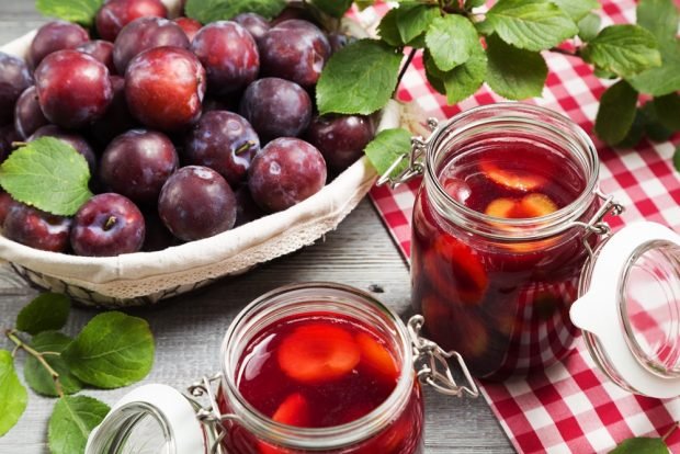 Plum and grape compote for winter