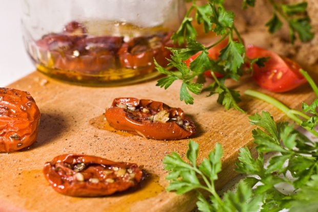 Dried tomatoes in the oven for the winter