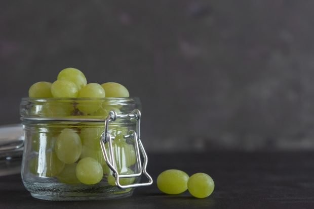 Compote of white grapes for winter