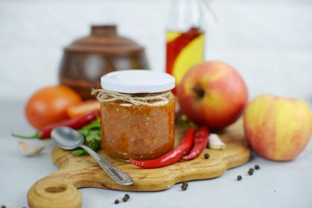 Tomato sauce with apples for winter