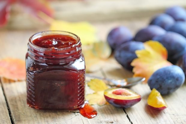 Plum jam with lemon pitted