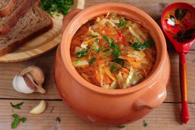 Cabbage soup with cabbage, tomatoes and pepper for the winter in cans 