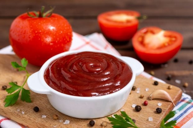 Tomato ketchup with spices for winter 