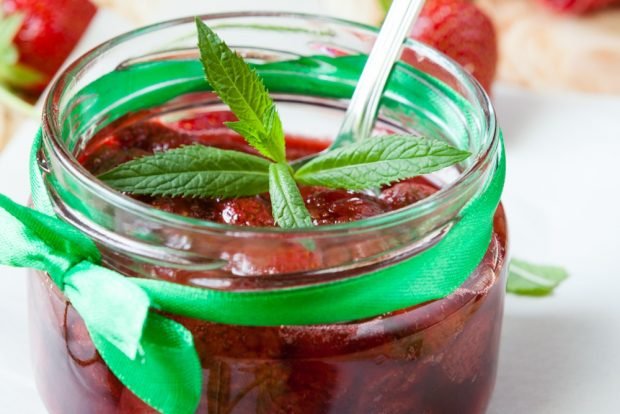 Strawberry jam with mint 