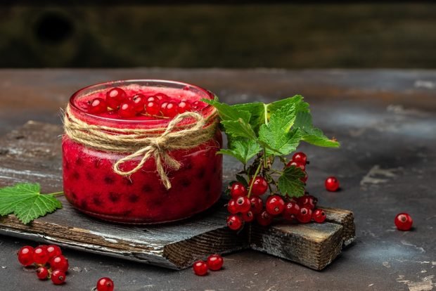 Apple jam with red currant 