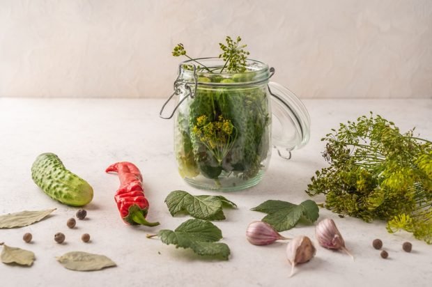 Canned cucumbers with red currant