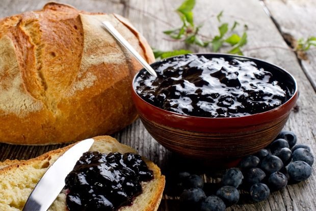 Blueberry forte jam with lemon 