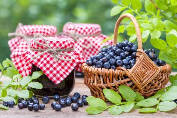 Blueberries with sugar for the winter without cooking