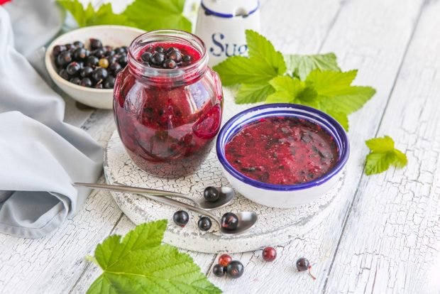 Raspberries with black currant ground with sugar