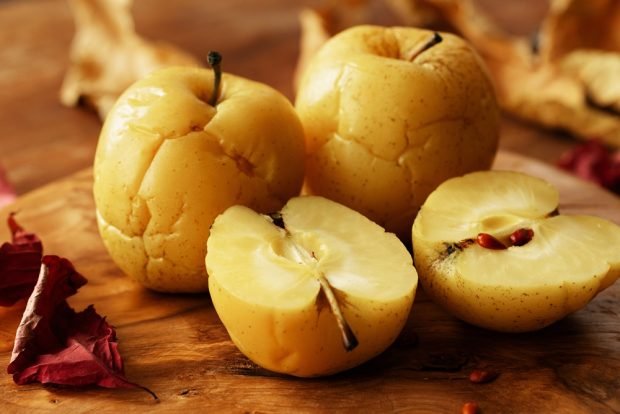 Soaked apples with honey for winter