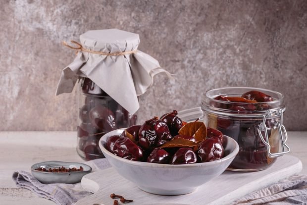 Pickled prunes with garlic for winter 