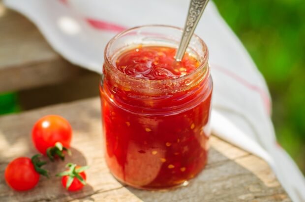 Tomato jam with hot pepper