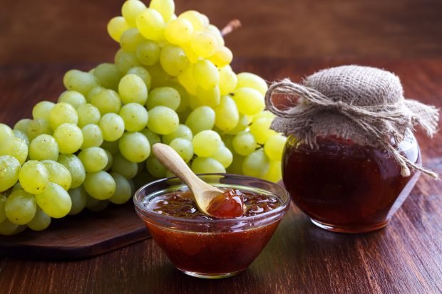 Seedless grape jam is a simple and delicious recipe for cooking step by step