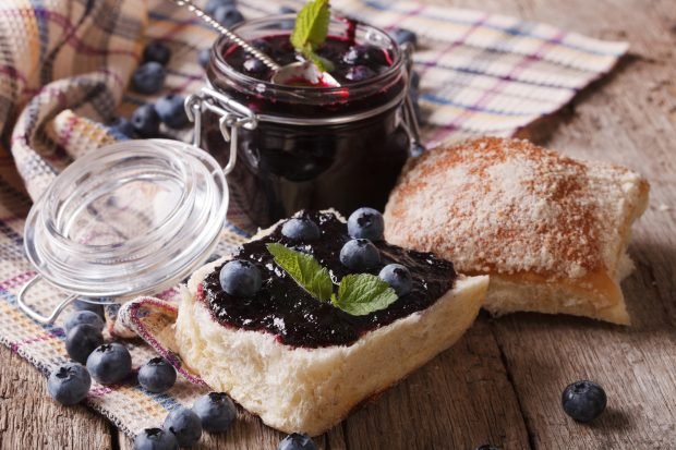 Blueberries in their own juice for the winter