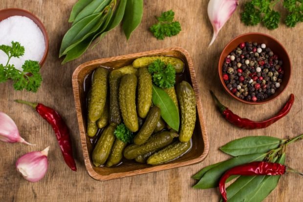 Spicy pickled cucumbers for winter