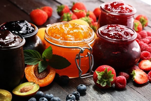 Apricot jam with strawberries