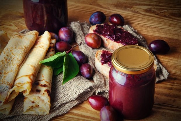 Plum jam with ginger