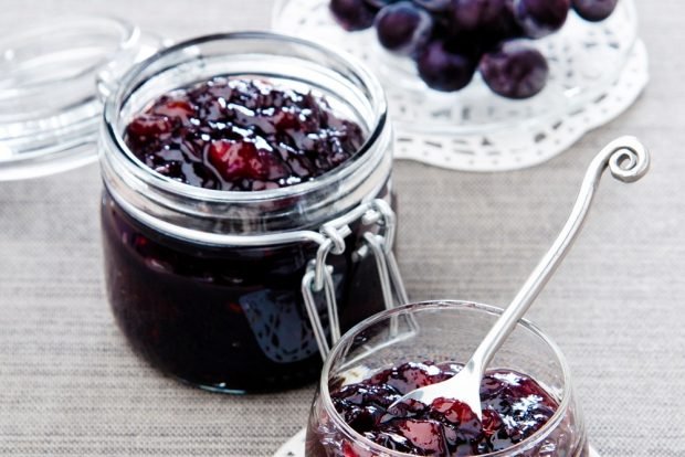 Grape jam with nuts