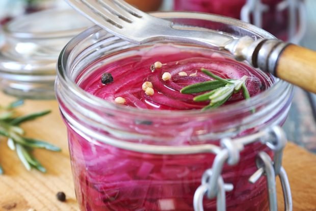 Salad with purple onion and rosemary