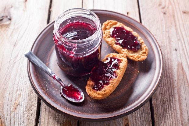 Jam from apples and black currant