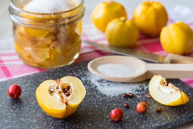 Quince in syrup for winter