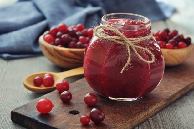 Cranberries with apples for winter