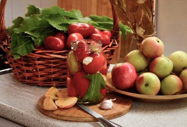 Tomatoes with apples for winter