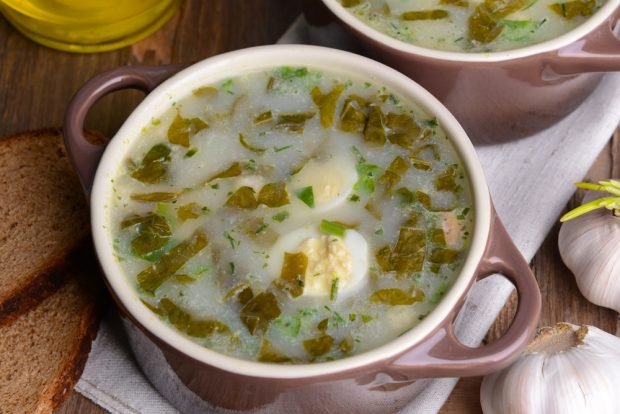 Green borscht with melted cheese 