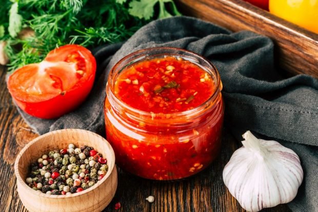 Spicy adjika of zucchini with tomatoes for winter