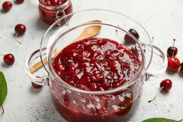 Cherry in gelatin for winter