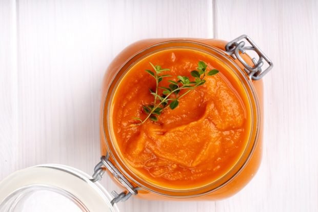 Squash caviar with mayonnaise and tomato paste for winter