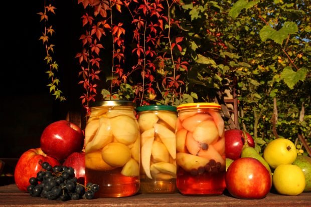 Compote of apples with slices for the winter