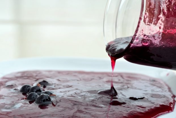 Black currant jam with basil and mint 