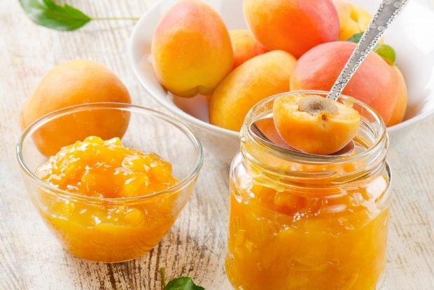 Apricot jam with lemon 