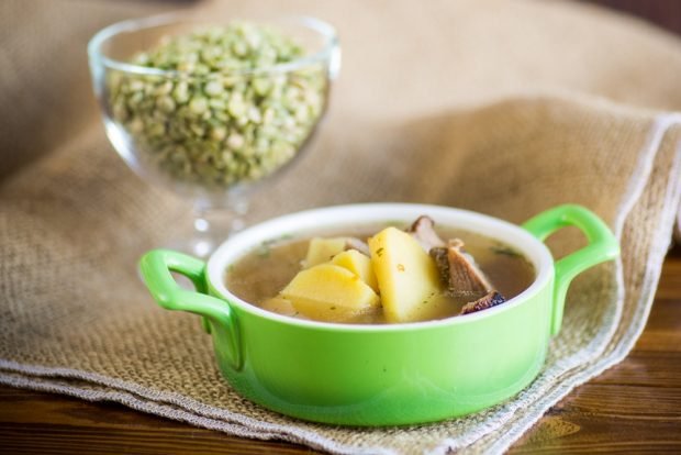 Pea soup with meat and potatoes