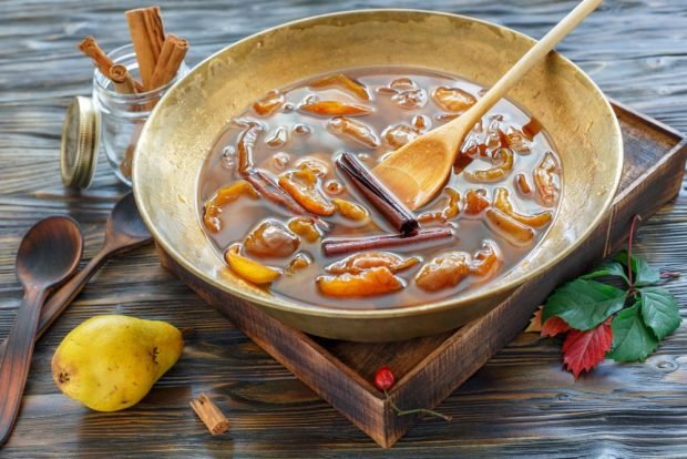 Transparent jam from pears with slices 