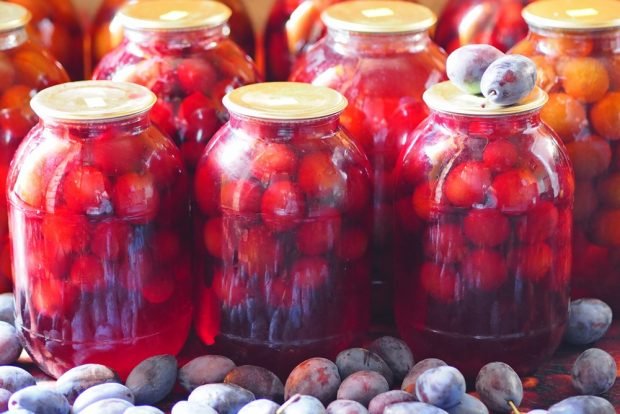 Plum compote with mint and lemon for winter 