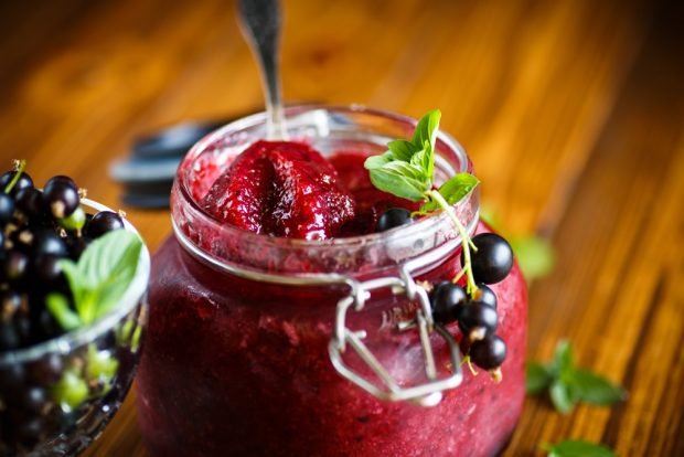 Jam from black currant and apples