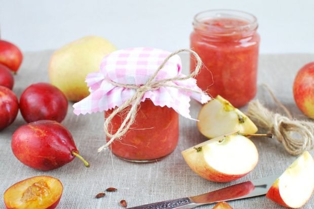 Jam from apples and plums 