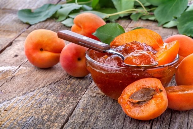 Apricot jam in the oven