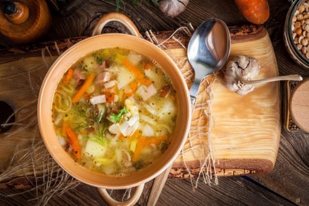 Pea soup with cabbage and leek 