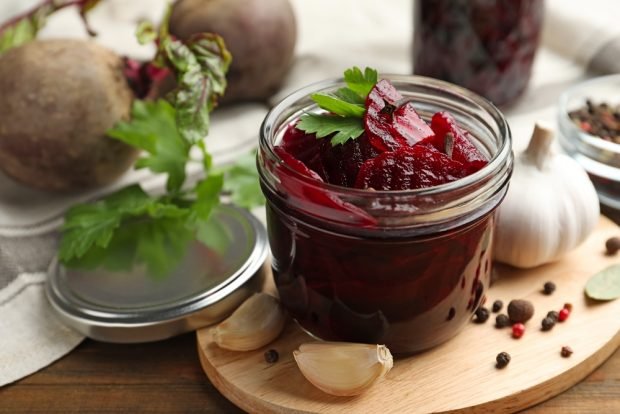 Salad with beetroot and garlic