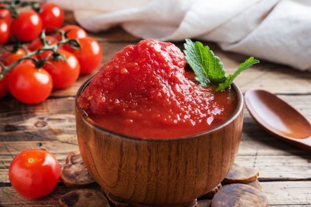 Tomatoes in their own juice with vinegar for the winter