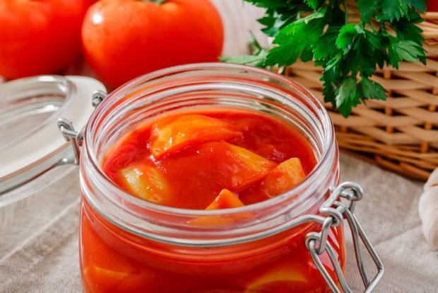 Lecho with tomatoes and pepper in a slow cooker for the winter