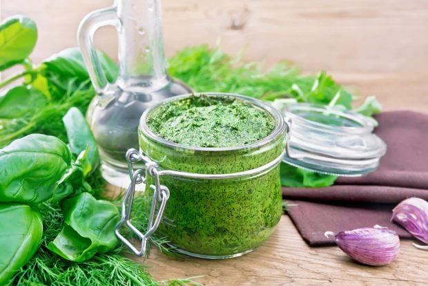 Basil in oil with garlic and herbs for the winter 