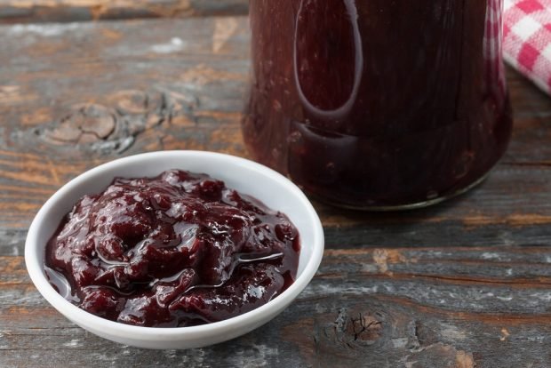 Sloe jam with cocoa powder