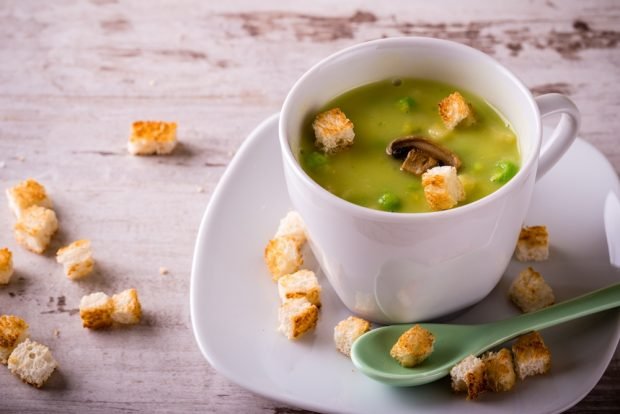 Pea soup with fried mushrooms 