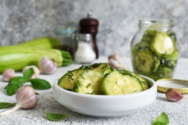 Zucchini with garlic for winter