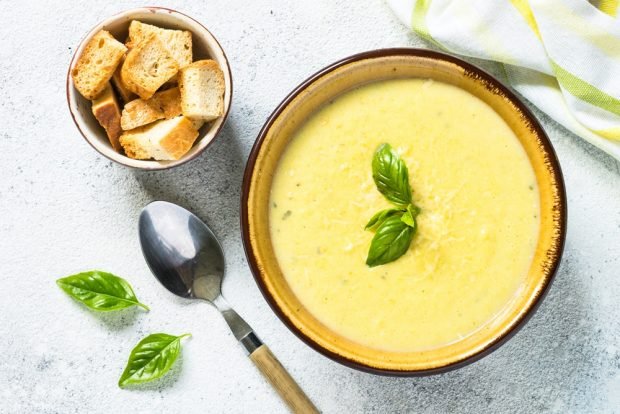 Zucchini puree soup with cheese 