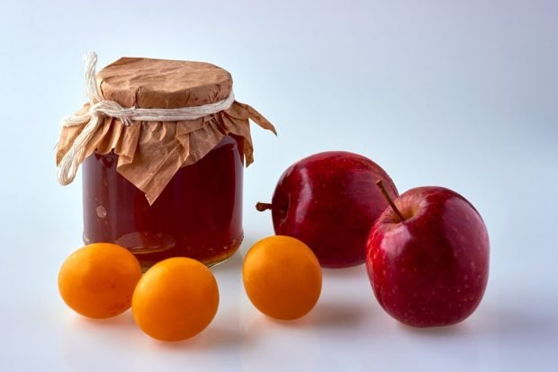 Jam from apples and cherry plums 